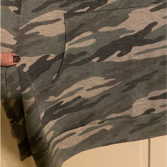 Camo long sleeve pocketed T-shirt ‘Blessed’ size 1X. Worn 1X - Picture 5 of 7